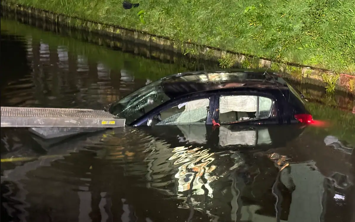 Auto belandt in water na botsing met lichtmast bij A2 in Waardenburg