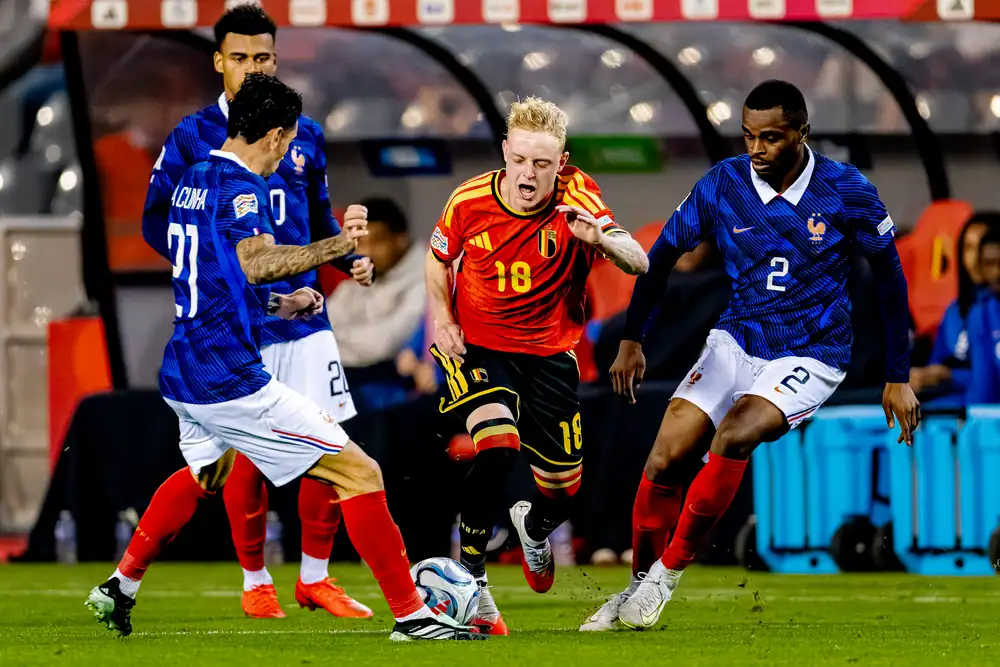 Wereldgoal Olise bezorgt Van Bommel nederlaag bij thuisdebuut met België