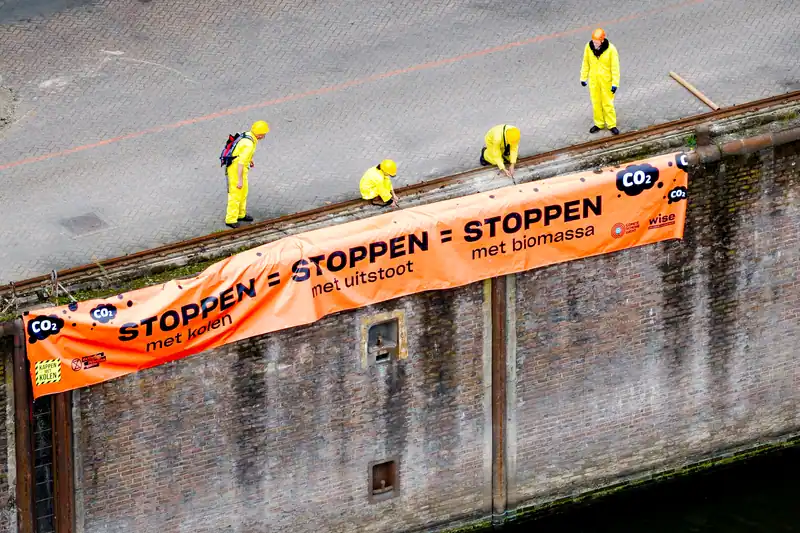 Activisten komen per boot naar Amercentrale om te demonstreren tegen biomassa