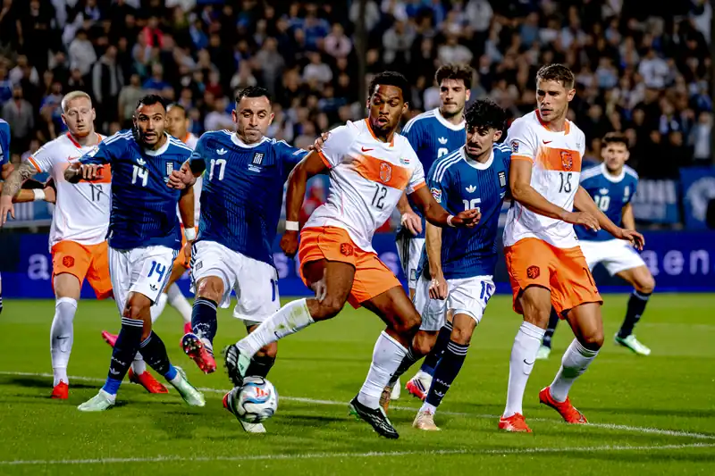 Oranje ontsnapt in Griekenland: Reijnders redt punt na dramatische eerste helft