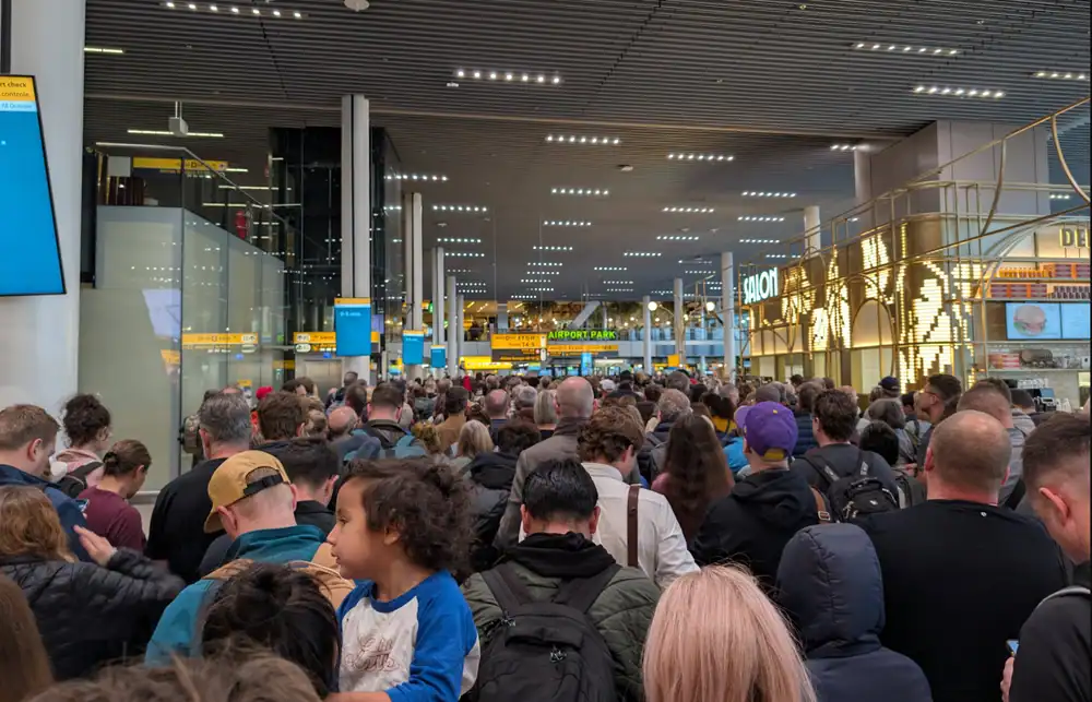 Grote problemen op Schiphol: reizigers missen vluchten door storing paspoortcontrole