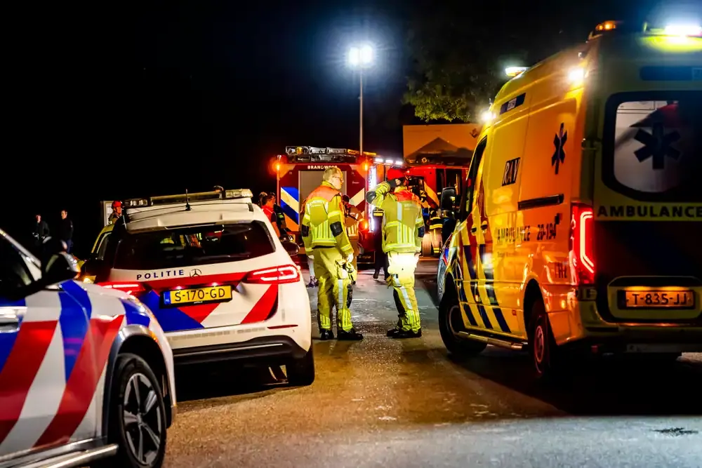 Auto te water bij Bovenlandschesluis in Waalwijk